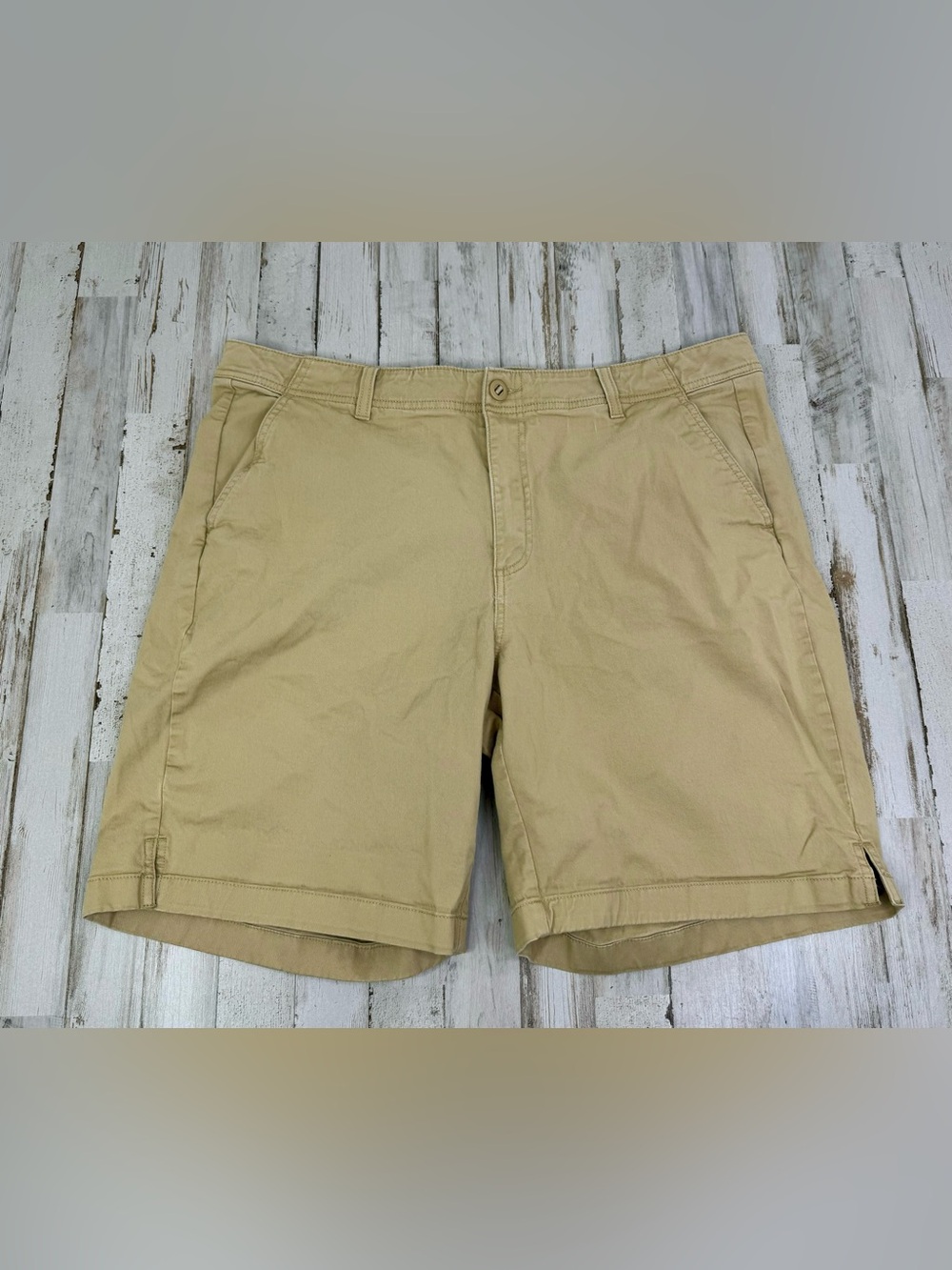 L.L. Bean Favorite Fit Shorts Womens 18R (38x9) Khaki Chino Classic Mid Rise